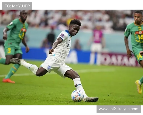 凯恩推射破门后指向队友，默契十足