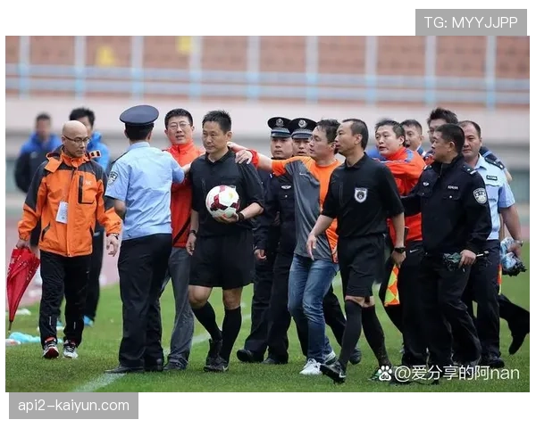 济南赛区因球迷投掷杂物被足协通报批评,罚款2万元 济南赛区因球迷投掷杂物被足协通报批评,罚款2万元